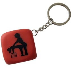 porte-clés dé rouge avec poses