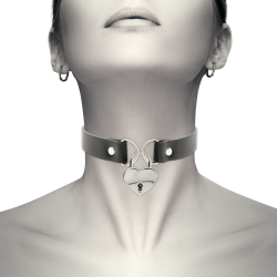 collier en cuir vegan avec accessoire coeur avec cl?