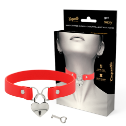 collier en cuir vegan rouge avec accessoire coeur avec cl?
