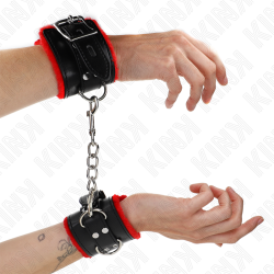 appui-poignets doublés de fourrure avec trous carrés ceinture rouge et noire réglable 17-29 cm x 6 cm