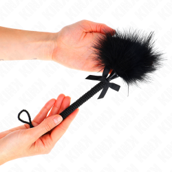 baguette en corde de nylon avec plumes chatouillantes et noeud noir 25 cm