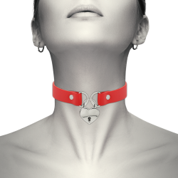collier en cuir vegan rouge avec accessoire coeur avec cl?