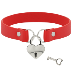 collier en cuir vegan rouge avec accessoire coeur avec cl?