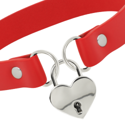 collier en cuir vegan rouge avec accessoire coeur avec cl?