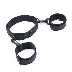 menottes et collier en nylon