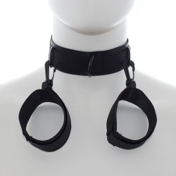 menottes et collier en nylon